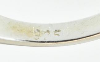 Ezüst(Ag) ékszerszett zöld kővel (fülbevalópár, gyűrű, nyaklánc függővel), jelzett, bruttó: 11,26 g