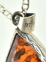 Ezüst(Ag) nyaklánc borostyán medállal, jelzett, h: 49 cm, bruttó: 6 g