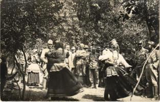 Kis mulatozás a fronton, tánc / WWI Austro-Hungarian K.u.K. military, soldiers dancing with ladies. photo