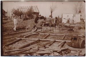 Katonák segítenek a romeltakarításban egy támadás után / WWI Austro-Hungarian K.u.K. military, soldiers help clean up the rubble after an attack. photo (EK)