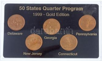 Amerikai Egyesült Államok 1999. 25c Cu-Ni 50 állam (5xklf) D és P verdejelek, mind aranyozva, műanyag tokban T:1- USA 1999. 25 Cents Cu-Ni 50 States Quarters (5xdiff) D and P mint marks, all gilt in plastic case C:AU