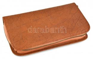 Retró piknik készlet (6 db evőeszköz, konzervnyitó, 2 db vágódeszka, sószóró, szalvéták), helyenként...