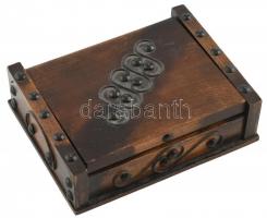 Fa doboz, vegyes bizsukkal. 16,5x13x 5 cm