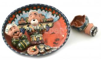 Üzbég kerámia dísztál, színesen festett kerámia. Kopott, sérült. jelzett. d: 28 cm