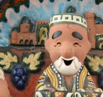 Üzbég kerámia dísztál, színesen festett kerámia. Kopott, sérült. jelzett. d: 28 cm