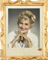 Németh Marika (1925-1996) színésznő autográf dedikációja, az őt ábrázoló fotó alatt. Üvegezett, dekoratív faragott fa keretben. 29x23 cm