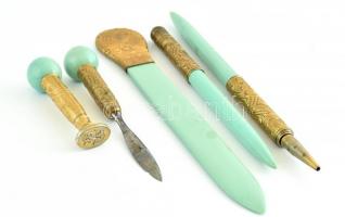 Íróasztali készlet eredeti dobozában, pecsétnyomó gravírozva, levélbontó, ceruza, toll