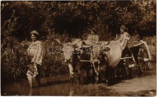 1920 Román népviselet, folklór / Romanian folklore, traditional costumes, ox cart. Colectia A. Bellu (ragasztónyom / glue marks)
