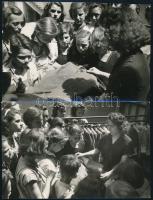 Úttörők a gyermekruhagyárban, hátoldalon feliratozott, pecséttel jelzett 2 db fotó, 11×18 cm