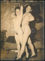 cca 1930 Lányok meztelenül, fotó felületi sérülésekkel, 12×9 cm