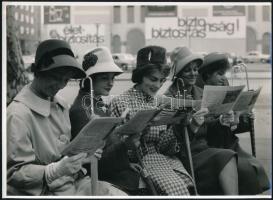 cca 1970 Újságot olvasó kalapos hölgyek, jelzetlen fotó, 17,5×24,5 cm