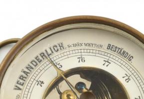 Régi fém barométer, kopásnyomokkal, a számlapon leragasztott résszel, 10x10 cm