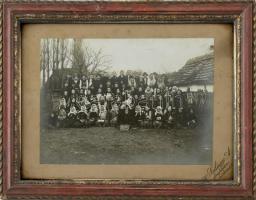 1912-13 Licsérd (Ličartovce) elemi iskola I-IV. osztály fotója, Szilágyi Arthur, Miskolc vintage fotója, üvegezett fa keretben, 12x16,5 cm