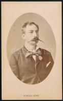 cca 1880 Nagy bajuszú csokornyakkendős férfi, keményhátú fotó Rottmayer görzi műterméből, 10,5×6,5 cm
