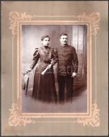 cca 1900 Katona feleségével, vintage fotó historizáló kartonon, jelzés nélkül, fotó és karton kissé sérült, 20x15 cm