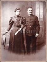 cca 1900 Katona feleségével, vintage fotó historizáló kartonon, jelzés nélkül, fotó és karton kissé ...