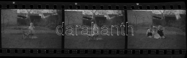 cca 1950-1960 Vegyes fotónegatív tétel csíkokban, negatívtartó tasakokban