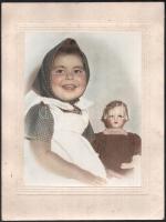 1949 Kislány babával, vintage színezett fotó kartonon, Könczöl Antal fényképész által jelzett és datált, hátoldalán Könczöl Antal diapozitív-trükkfilm-fotó fényképész pecsétjével is jelzett, 22x17 cm