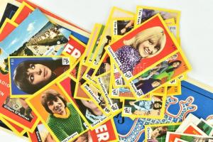 Párszáz gyufacímke, közte ázsiaiak