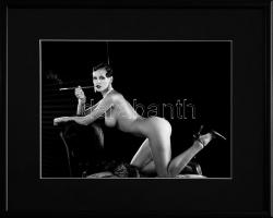 Marácz István (1958-): Mamija. Professzionális fotópapír, kézi nagyítású, 1/1 nagyítás, bársony pasz...