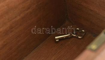 Antik intarziás fa doboz, zárható, kulccsal, kopott, 16x11x11 cm