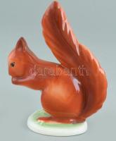 Hollóházi porcelán mókus, kézzel festett, jelzett, kis kopásnyomokkal, m: 13,5 cm