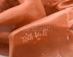 Tóth Valéria (1943- ): Pihenő. Jelzett, terrakotta, apró sérüléssel, ragasztással, m: 21 cm, h: 40 c...
