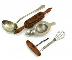 Régi vegyes konyhai eszközök, alpakka merőkanál, teaszűrő, méz adagoló, habverő, dugóhúzó. kopott, sérült.