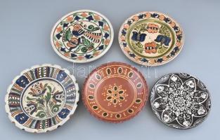 5 db népi tányér, Erdely, Sárospatak, korond, kopott, apró csorbák, részben jelzett. d: 20 és 26 cm között
