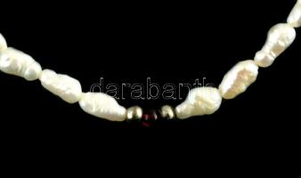 Tenyésztett gyöngy nyaklánc és karkötő apró gránátokkal. h: 60 és 18 cm