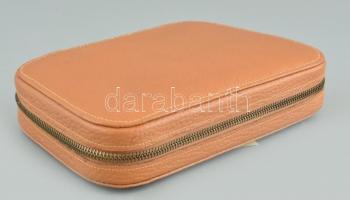 Férfi piperetáska, benne tükör, borotva, fésű, stb. műbőr, 22x15cm