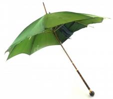 Antik esernyő tigrisszem kő fogóval, bambusz nyéllel, réz szerelékkel. A vászon erősen sérült, szakadt. 91 cm