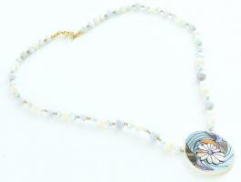 Tenyésztett gyöngy és üveg nyaklánc, gyöngyház díszítésű medállal, h: 50 cm