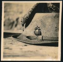cca 1936 Kinszki Imre (1901-1945) budapesti fotóművész hagyatékából jelzés nélküli vintage fotó (kalapdísz), 5,7x5,7 cm