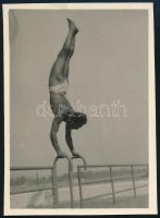 cca 1934 Kinszki Imre (1901-1945) budapesti fotóművész hagyatékából jelzés nélküli vintage fotó (egyensúlyozás), 7x5 cm