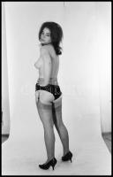 cca 1972 A ,,csapd le csacsi" kártyajáték vesztese vetkőzik, szolidan erotikus felvételek, 12 d...