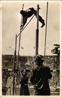 Olympische Spiele Berlin 1936. Meadows (USA) gewinnt im Stabhochsprung die Goldene Medaille. Phot. A. Cusian / 1936 Summer Olympics, Meadows (USA) wins the gold medal in pole vault (EK)