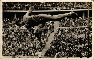 Olympische Spiele Berlin 1936. Der Olympiasieger im Hochsprung, Cornelius Johnson (USA) Phot. Schirner / 1936 Summer Olympics in Berlin. Cornelius Johnson (USA) wins gold medal in high jump (EK)