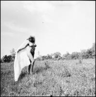 Változó helyszíneken, eltérő időpontokban és több fotómodell közreműködésével készült akt felvételek...