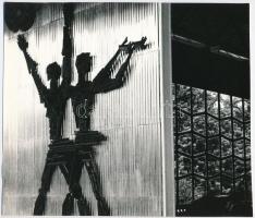 cca 1970 Gebhardt György (1910-1993) budapesti fotóművész hagyatékából, feliratozott és aláírt, vintage fotóművészeti alkotás (Szabadtéri kiállítás, Dunaújváros), 17,2x20 cm