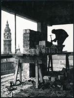 1963 Győri építkezés, Kriss Géza feliratozott, vintage fotóművészeti alkotása, 24x18 cm