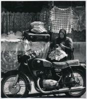 1963 Pannónia motorkerékpár, Vencsellei István debreceni fotóművész feliratozott, vintage fotóművészeti alkotása, 17x15 cm