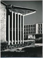 1969 Gebhardt György (1910-1993) budapesti fotóművész hagyatékából, aláírt vintage fotóművészeti alkotás (Óvoda és iskola Dunaújvárosban), 23,8x17,5 cm