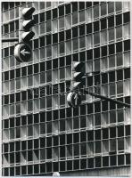 cca 1971 Müller Ferenc budapesti fotóművész pecsétjével jelzett, vintage fotóművészeti alkotás (forgalomirányító jelzőlámpák), 24,3x18 cm