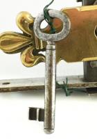 Régi. réz ajtózár, díszes kilinccsel, zárcímmel, kulccsal, ellendarabbal, szép, megtisztított, működ...