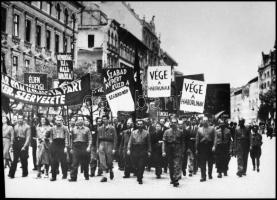cca 1945 és 1948 között készült felvételek Budapesten (felvonulások, jelmondatok, újjáépítés, ipari ...