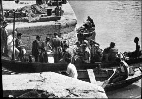 cca 1945 Budapest, híd hiányában csónak biztosítja az átkelést Pestről Budára és vissza, Fekete György (1904-1990) budapesti fényképész hagyatékából 1 db szabadon felhasználható NEGATÍV, 4,7x6,7 cm