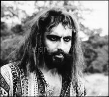 1976 ,,A maláji tigris, azaz Kabir Bedi (1946) indiai színész, 5 db NEGATÍV Pánczél György (1920-?) filmtörténész hagyatékából (film- és színházifotó-gyűjteményéből), 4,5x5 cm és 4,8x6,7 cm között