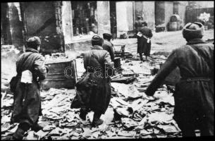 cca 1944-1945 Orosz katonák magyar földön, 13 db NEGATÍV Kotnyek Antal (1921-1990) budapesti fotórip...