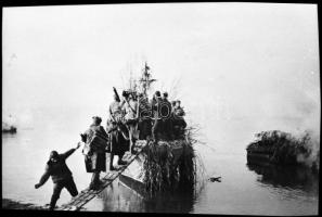 cca 1944-1945 Orosz katonák magyar földön, 13 db NEGATÍV Kotnyek Antal (1921-1990) budapesti fotórip...